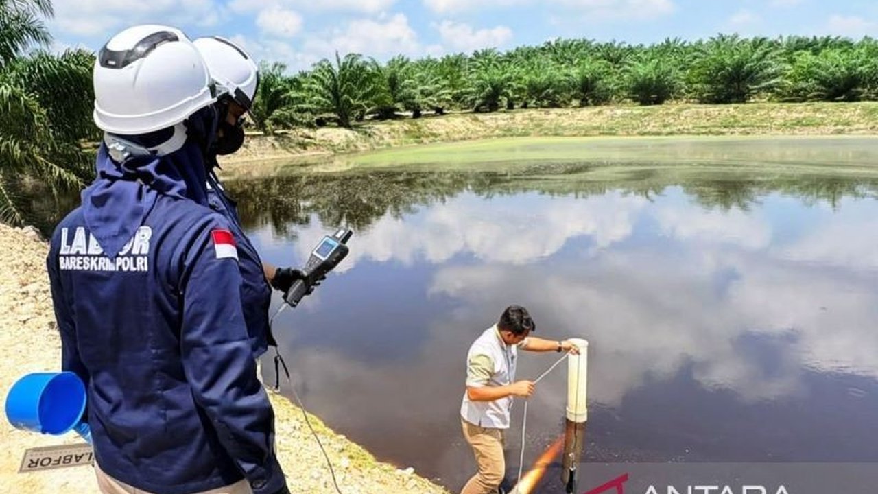 Bareskrim Polri bersama Tim Puslabfor Mabes Polri mengambil sampel limbah PKS di Nagan Raya. Tindakan ini menindaklanjuti dugaan pencemaran lingkungan oleh perusahaan kelapa sawit setempat. Apa hasil temuan awal dan langkah selanjutnya terkait pencemaran.