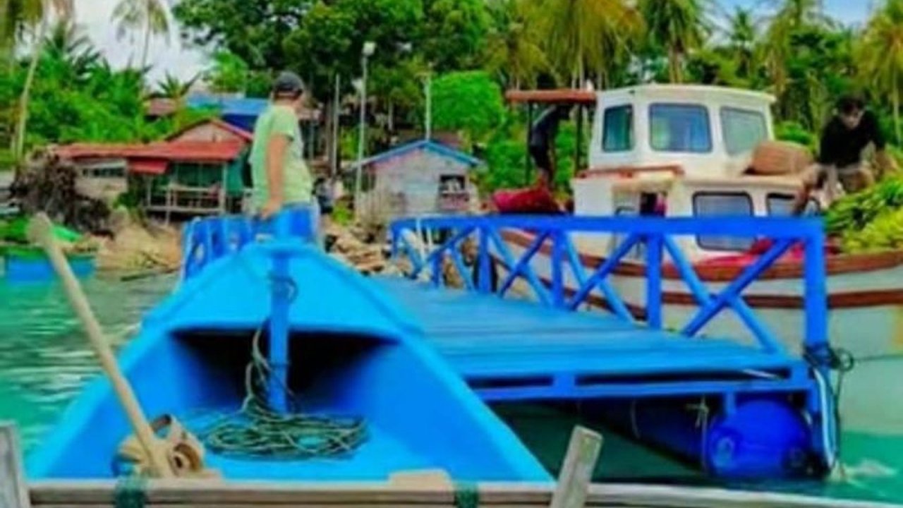 Demi menjaga akses penyeberangan masyarakat, Pemerintah Desa Pulau Siumat di Aceh membangun dermaga darurat menggunakan dana desa. Ini solusi sementara untuk dermaga rusak yang sangat dibutuhkan warga.