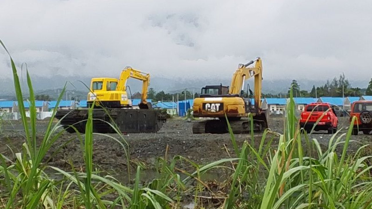 BPBD Kabupaten Jayapura mengambil langkah proaktif dengan melakukan normalisasi Sungai Kehiran sepanjang 1.200 meter. Upaya ini bertujuan mencegah banjir yang kerap melanda kawasan permukiman saat musim hujan.