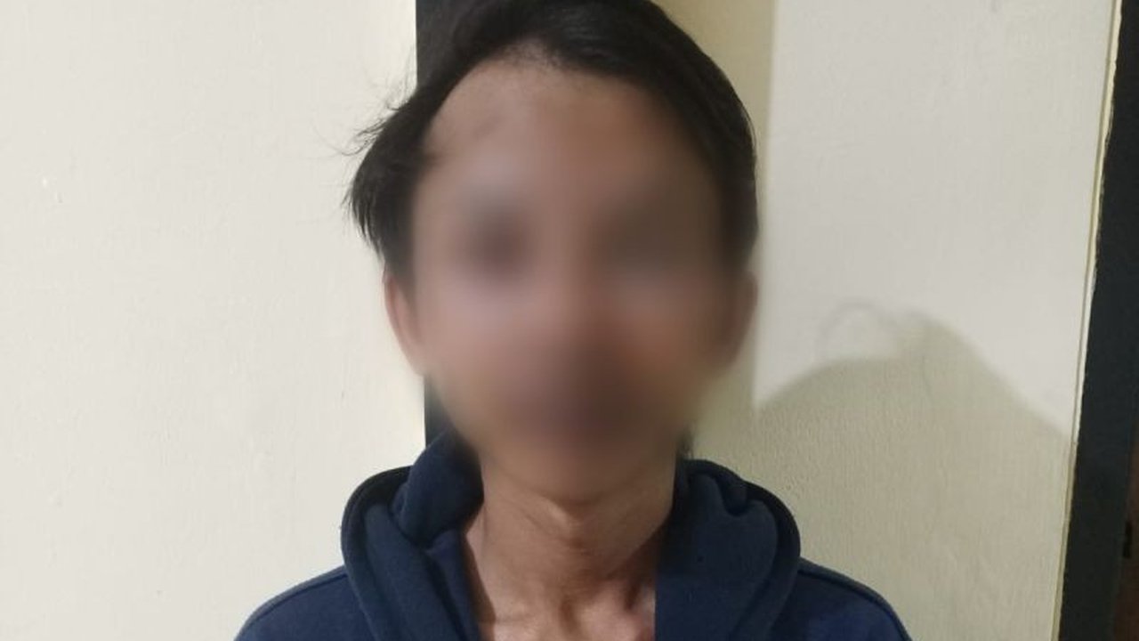 Polsek Jagakarsa berhasil mengamankan KP (28), pelaku pencurian telepon genggam terhadap pengendara motor di Srengseng Sawah, Jakarta Selatan. Aksi ini menarik perhatian warga.