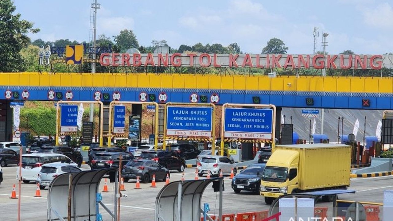 Peningkatan arus mudik Lebaran 2026 mulai terasa di Gerbang Tol Kalikangkung Semarang, dengan ribuan kendaraan memadati jalur masuk. Bagaimana kondisi lalu lintas terkini dan upaya antisipasi yang dilakukan?