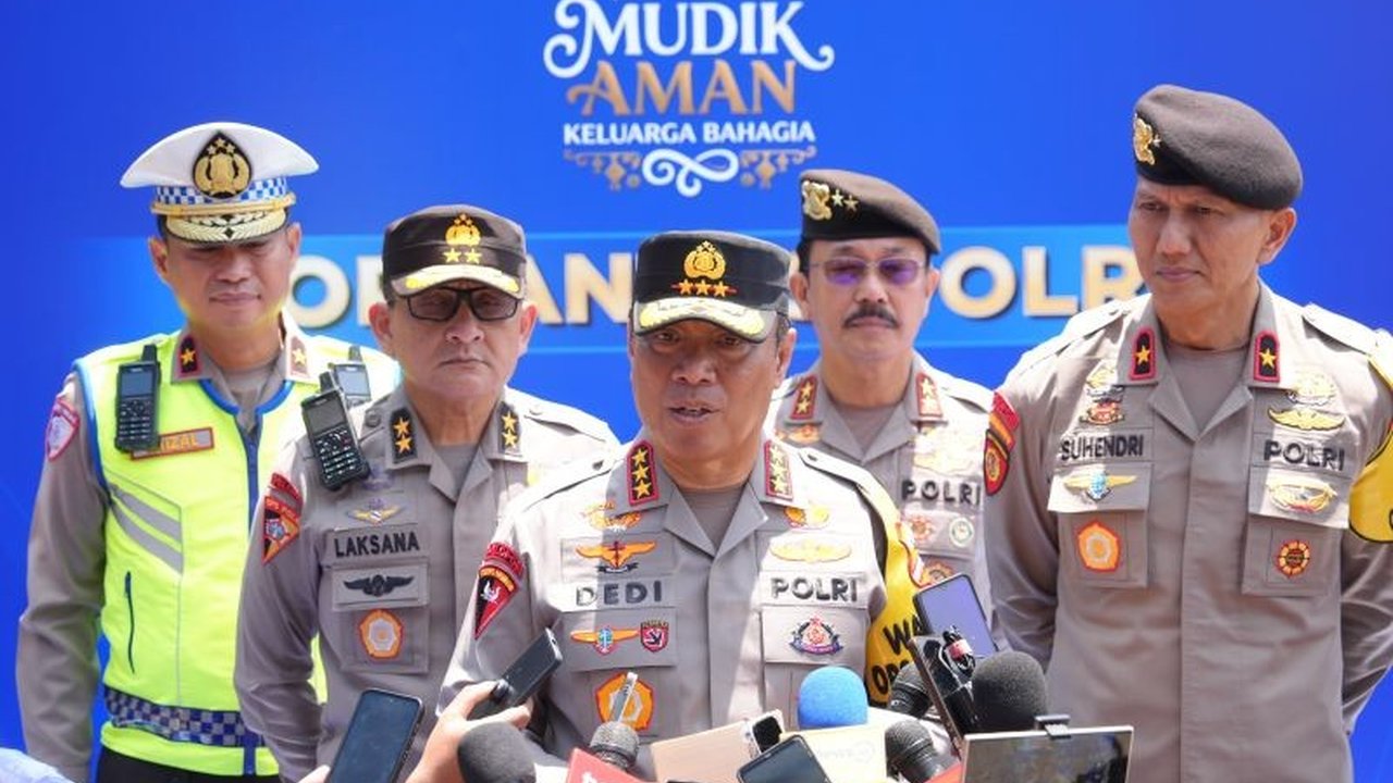 Wakapolri Komjen Pol. Dedi Prasetyo mengimbau pemudik memanfaatkan Layanan Hotline Polri 110 untuk keamanan. Layanan SMS blast juga hadir, memastikan informasi lalu lintas terkini dan kelancaran perjalanan.