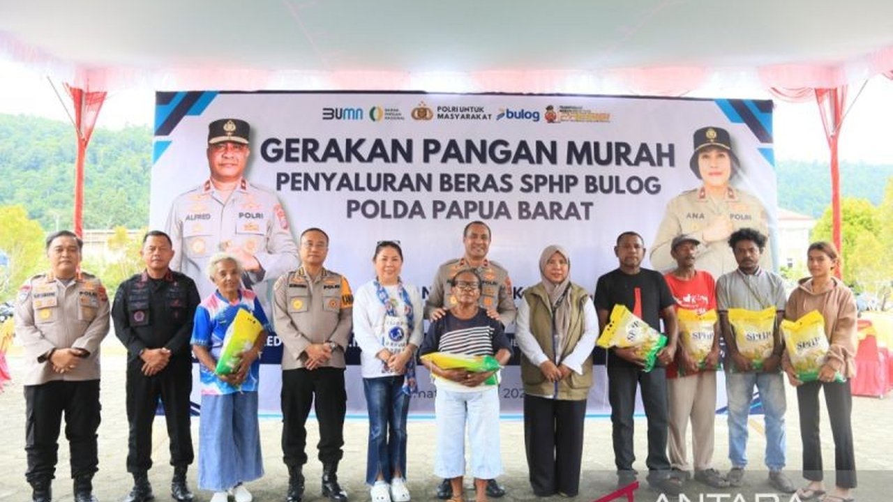 Kepolisian Daerah Papua Barat menyalurkan 30 ton beras SPHP melalui Gerakan Pangan Murah di Manokwari, membantu masyarakat mendapatkan pangan terjangkau dan menjaga stabilitas harga menjelang hari besar keagamaan.