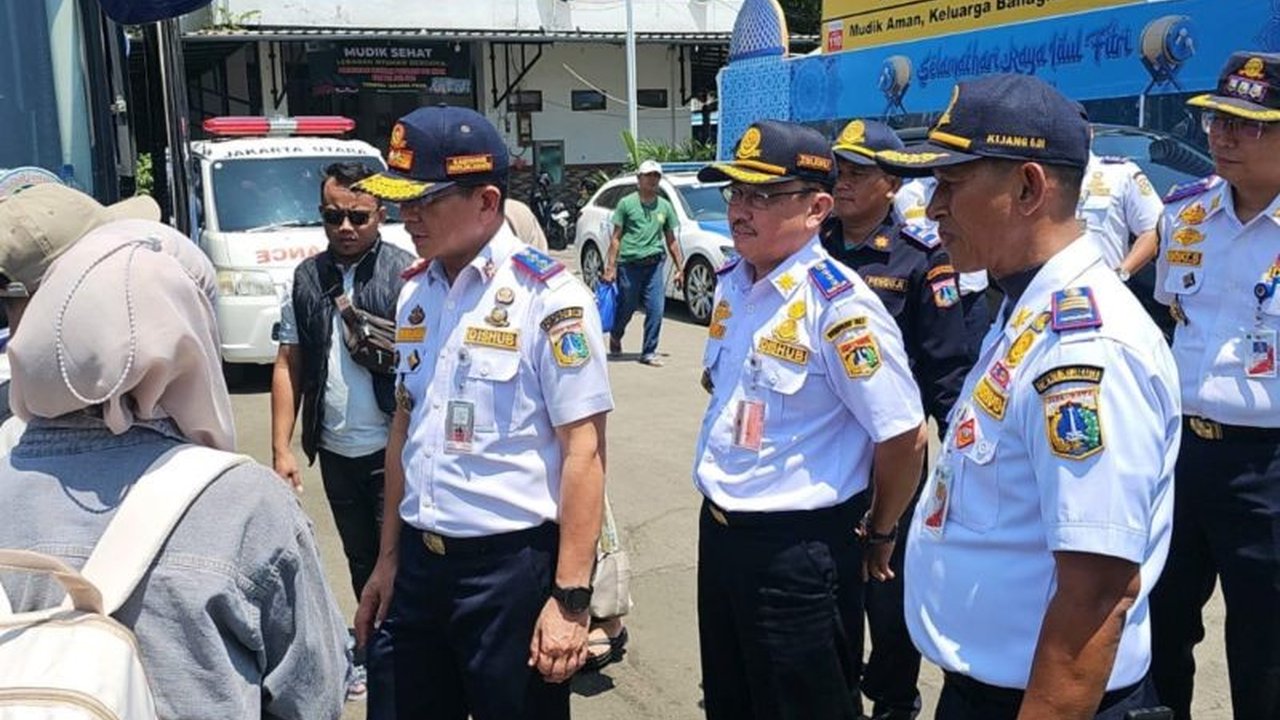 Jelang arus mudik Lebaran 2026, dua unit bus Antar Kota Antar Provinsi (AKAP) dinyatakan tak laik jalan saat pemeriksaan di Terminal Tanjung Priok, Jakarta Utara, menimbulkan pertanyaan akan kesiapan angkutan.