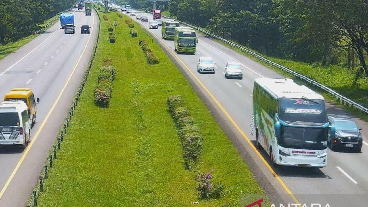 Arus lalu lintas di Astra Tol Cipali melonjak signifikan dengan 26 ribu kendaraan melintas menuju Cirebon pada Sabtu siang, menandai dimulainya Mudik Lebaran 2026.