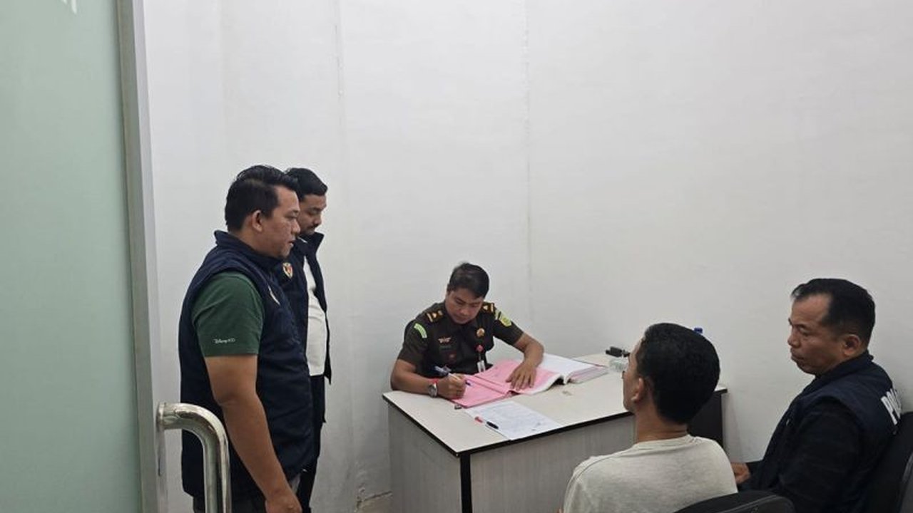 Seorang petani di Aceh Tenggara didakwa memperdagangkan kulit harimau sumatra, memicu sidang yang mengungkap jaringan perburuan satwa dilindungi. Kasus ini menyoroti isu perdagangan kulit harimau dan upaya konservasi.