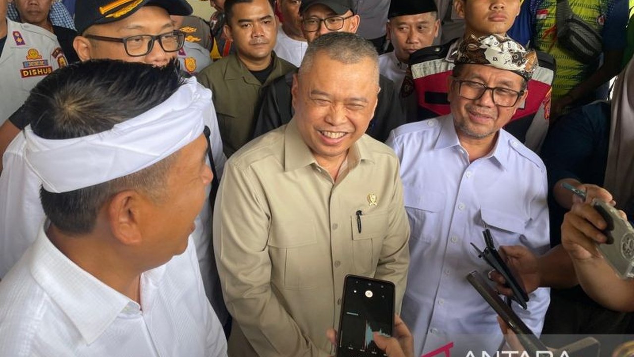 Menteri Perhubungan Dudy Purwagandhi mengimbau penghentian sementara tradisi sapu koin di Jembatan Sewo Pantura selama mudik Lebaran karena membahayakan keselamatan. Simak bahaya dan solusi yang dipertimbangkan!