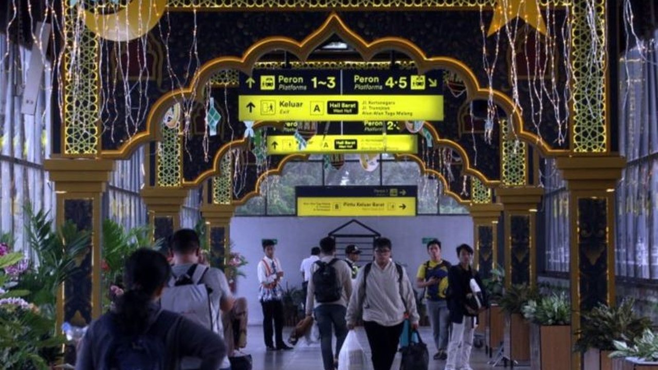 Penjualan tiket Angkutan Lebaran KAI di Malang Raya telah menembus angka 65.813, mendekati separuh dari total kapasitas. Antusiasme pemudik terhadap tiket Angkutan Lebaran KAI Malang Raya sangat tinggi, dengan puncak arus mudik diprediksi terjadi pada 17-