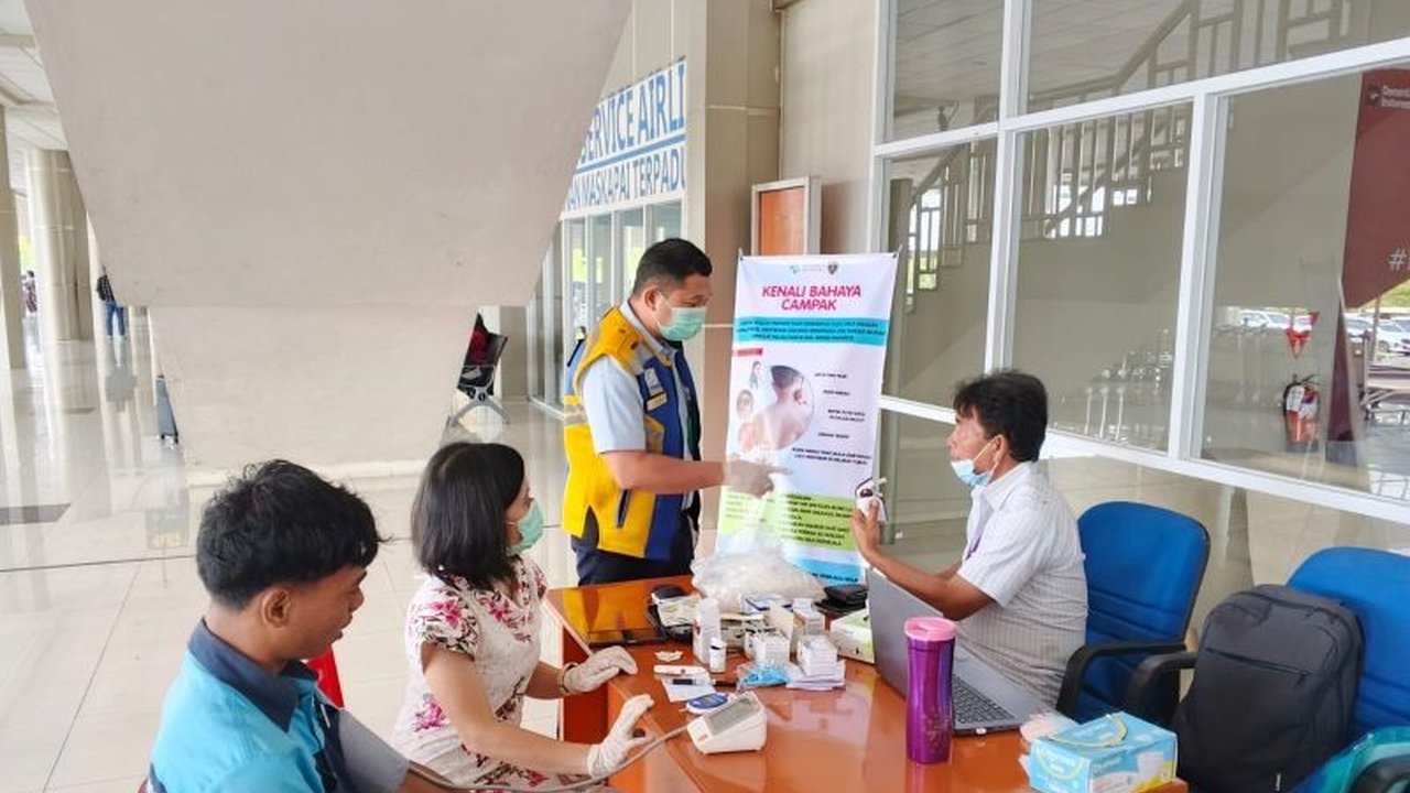 Balai Kekarantinaan Kesehatan Kelas I Manado bersama Puskesmas Paniki menggelar Cek Kesehatan Pekerja Bandara Samrat, meliputi skrining TB dan alkohol, guna memastikan kesiapan dan keselamatan menjelang arus mudik Lebaran.