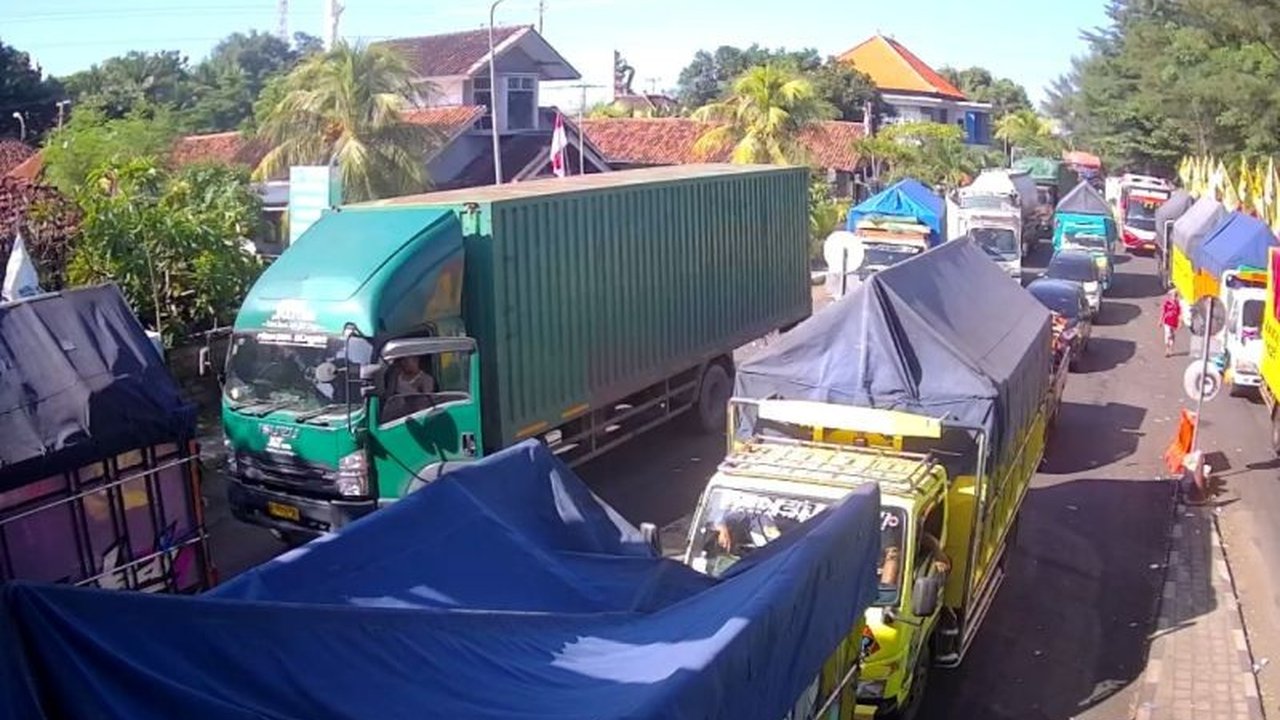 Antrean Gilimanuk yang mencapai 10 kilometer di Pelabuhan Gilimanuk pada Sabtu ini membuat Polda Bali turun tangan. Simak upaya rekayasa lalu lintas dan koordinasi dengan ASDP untuk kelancaran arus mudik Lebaran 2026.