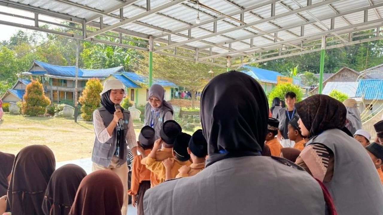 Mahasiswa Unimed aktif dalam program pendampingan psikososial untuk remaja terdampak banjir di Kabupaten Langkat, membantu pemulihan mental mereka melalui inisiatif Kemendiktisaintek.