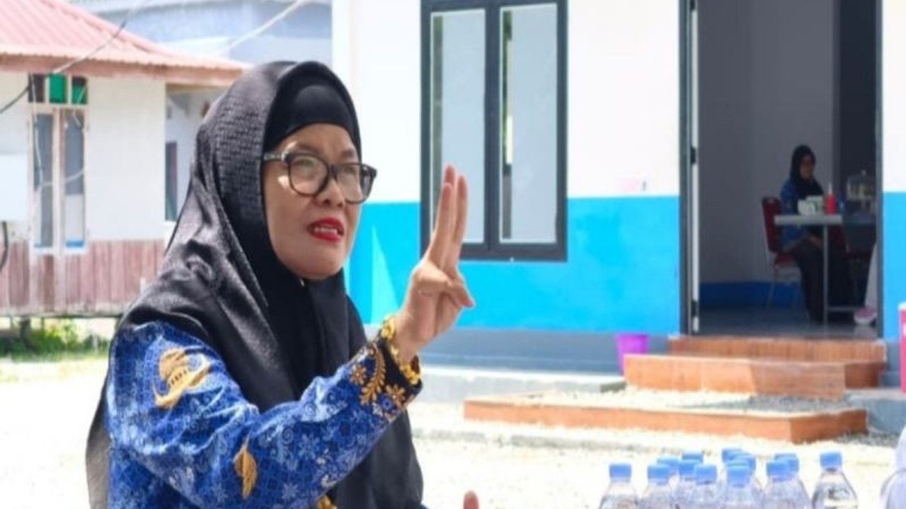 Dinas Kesehatan, Pengendalian Penduduk, dan Keluarga Berencana (Dinkes P2KB) Sulawesi Barat menegaskan 10.555 kader posyandu menjadi garda terdepan pelayanan terpadu, memastikan kesehatan masyarakat optimal. Simak peran vital kader posyandu ini!