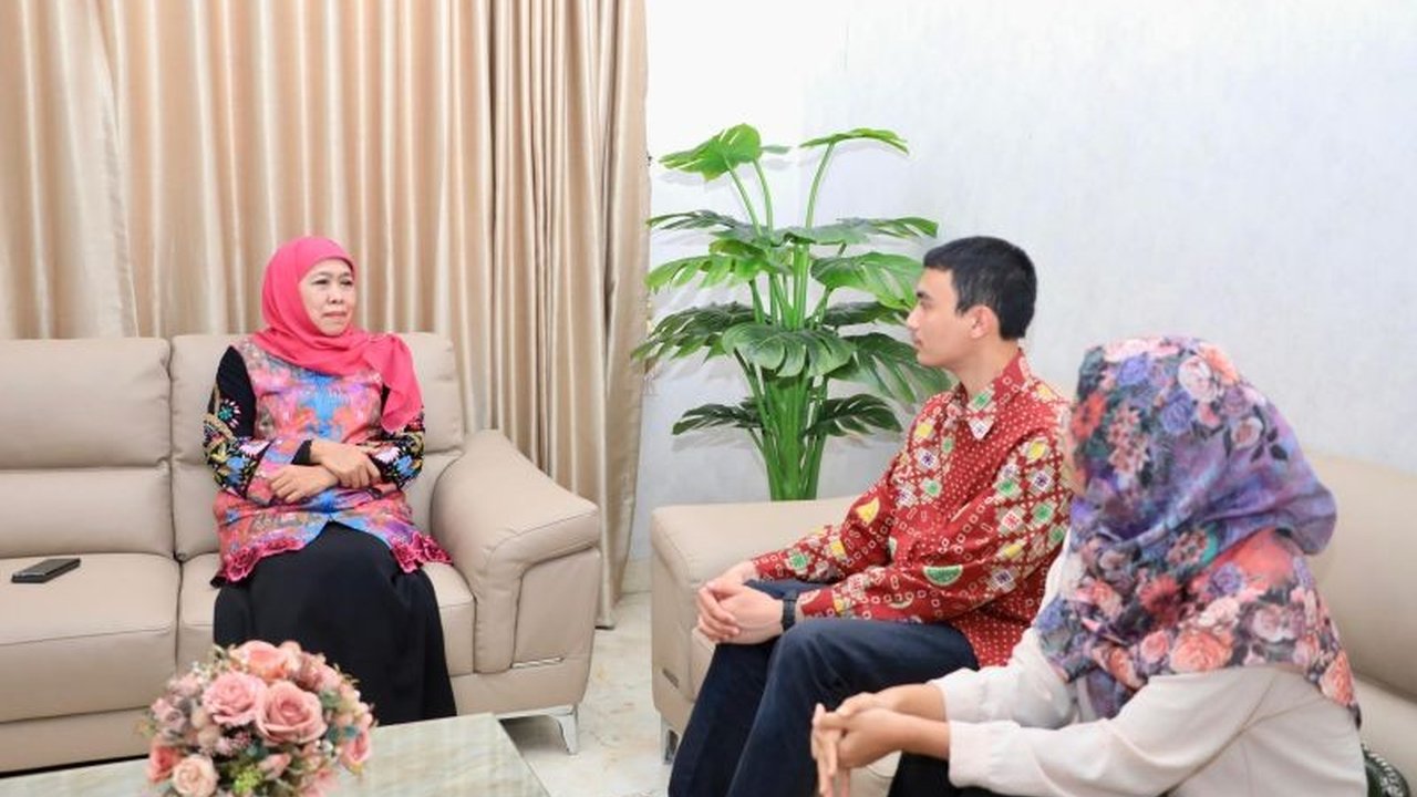 Gubernur Khofifah Indar Parawansa menyambut dua mahasiswa asal Jawa Timur yang berhasil dievakuasi dari Iran, di tengah meningkatnya ketegangan di kawasan Timur Tengah.