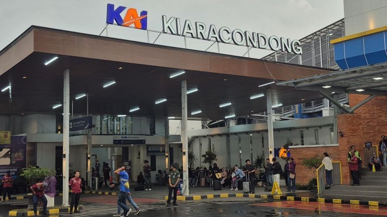 PT KAI Daop 2 Bandung mencatat lonjakan signifikan jumlah Penumpang Kereta Lebaran yang berangkat dari Stasiun Kiaracondong pada H-7 Lebaran 2026, mencapai ribuan orang dan menandakan puncak arus mudik mulai terasa.