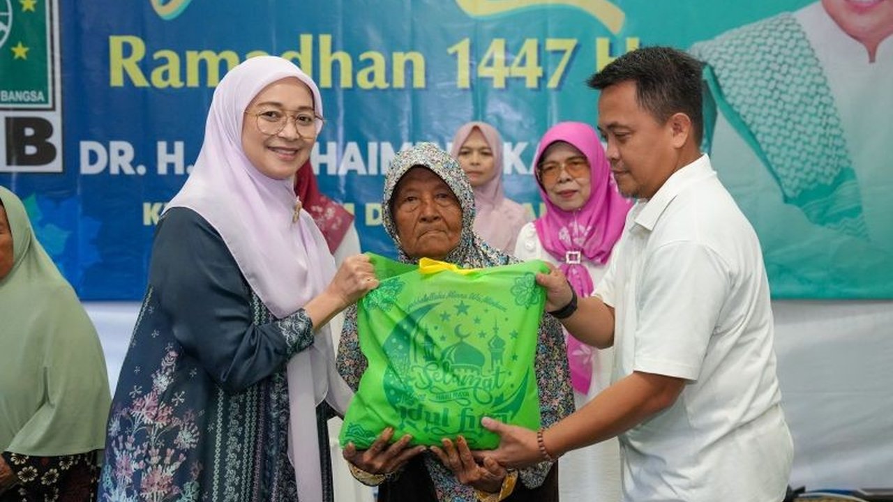 Pembina DPP Perempuan Bangsa, Rustini Muhaimin Iskandar, menyalurkan bantuan kepada duafa dan lansia di Karawang. Aksi Rustini Muhaimin Salurkan Bantuan Ramadhan ini bertujuan memperkuat solidaritas sosial dan kepedulian di bulan suci.