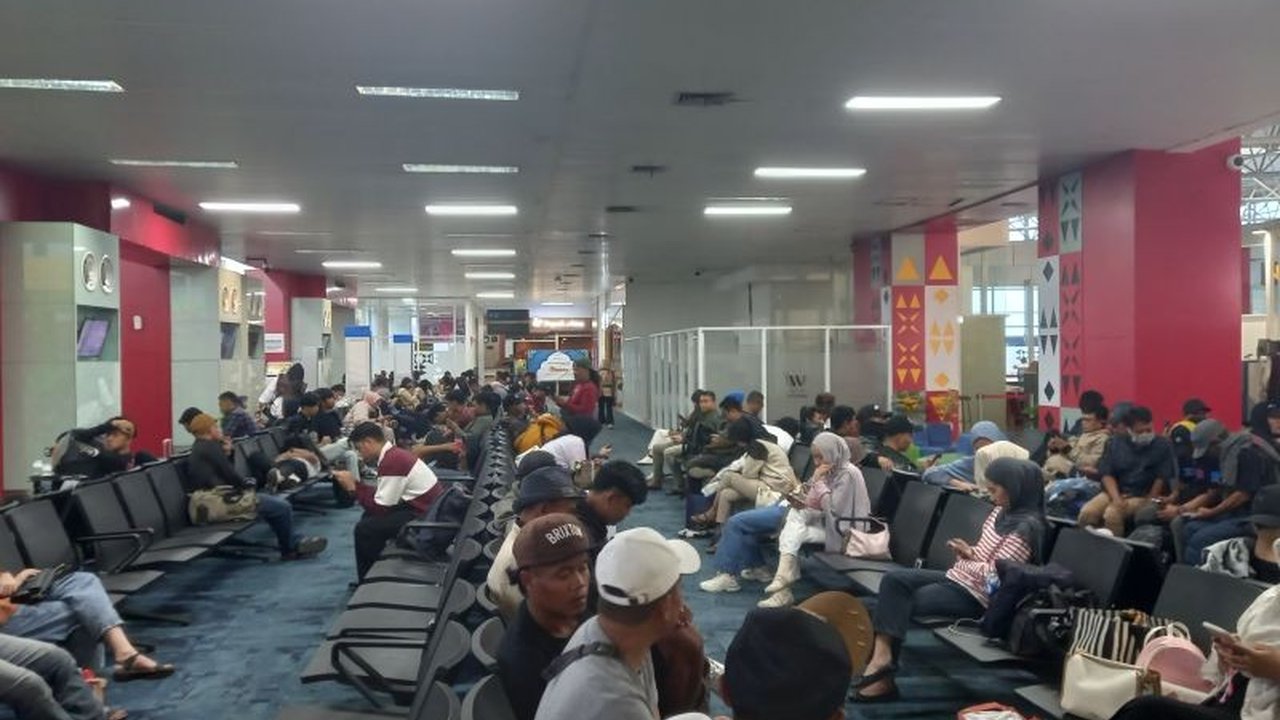 Arus mudik Lebaran 2026 di Bandara Depati Amir Pangkalpinang mulai terlihat ramai. Ribuan pemudik memadati terminal, siap merayakan Idul Fitri di kampung halaman. Simak selengkapnya!