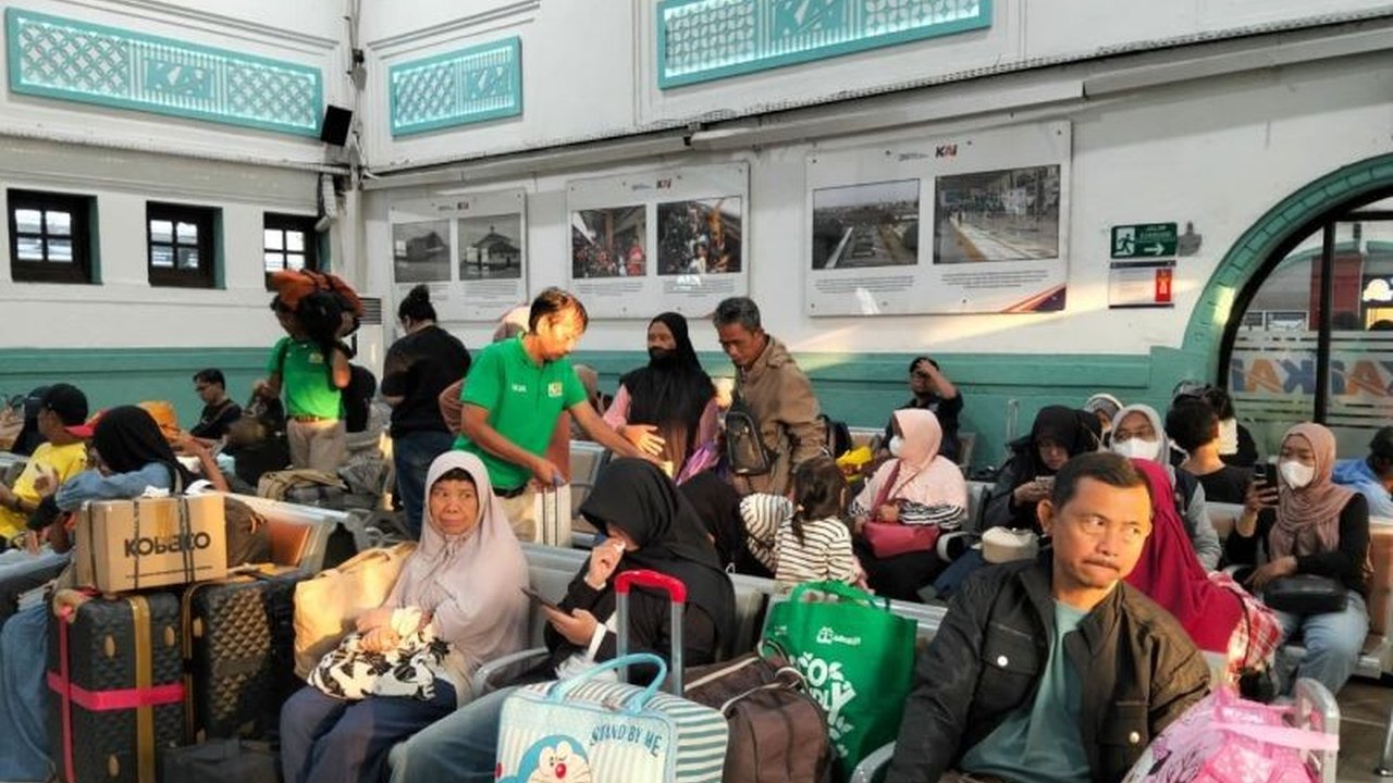 Ribuan pemudik mulai memadati Stasiun Pasar Senen pada H-7 Lebaran 2026, memilih berangkat lebih awal untuk menghindari lonjakan penumpang puncak arus mudik yang diperkirakan akan terjadi.
