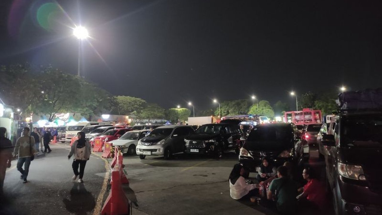 Kendaraan pemudik mulai memadati Rest Area KM 57 Tol Cikampek, Karawang, Jawa Barat, pada Sabtu malam, menandakan dimulainya arus mudik Lebaran.