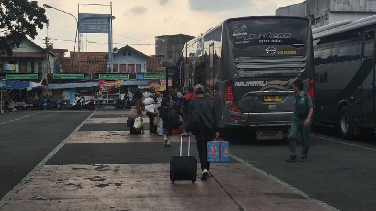 Terminal Cicaheum Bandung mulai menunjukkan peningkatan aktivitas pemudik H-7 Lebaran 2026, meski belum signifikan. Kepala Terminal Asep Supriadi memprediksi kenaikan jumlah penumpang tahun ini dan mengimbau pemudik untuk tetap waspada.