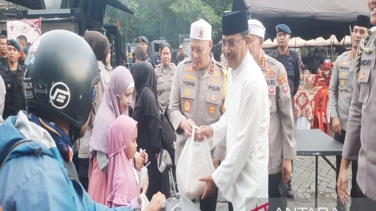 Dapur Lapangan Polda Kalsel sukses menyajikan 1.400 paket takjil gratis bagi masyarakat Banjarmasin. Aksi ini tidak hanya membantu hidangan berbuka, tetapi juga mempererat hubungan Polri dengan warga.