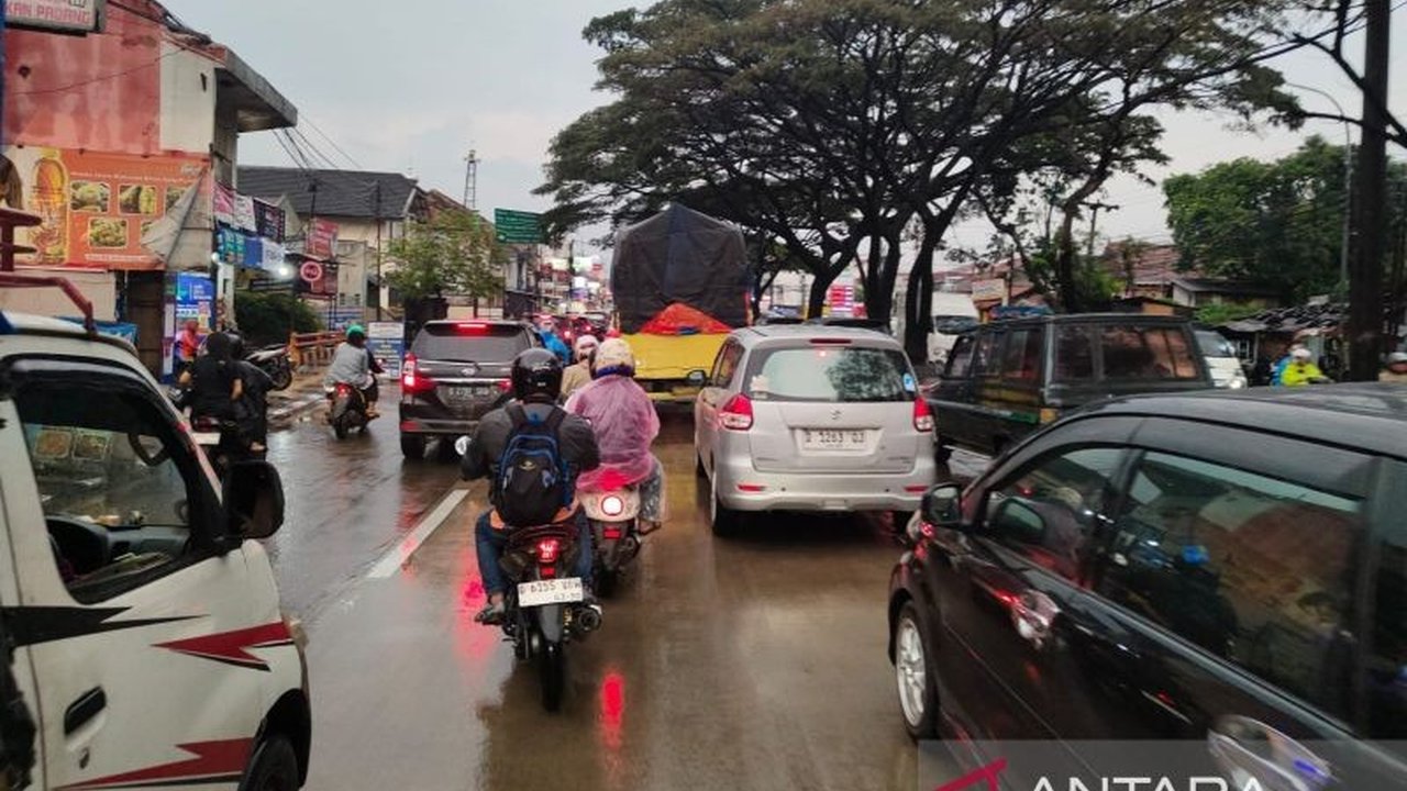 Polresta Bandung mengimbau pemudik dan masyarakat umum untuk meningkatkan kewaspadaan di jalur Nagreg akibat cuaca ekstrem yang berpotensi menyebabkan pohon tumbang dan kecelakaan.