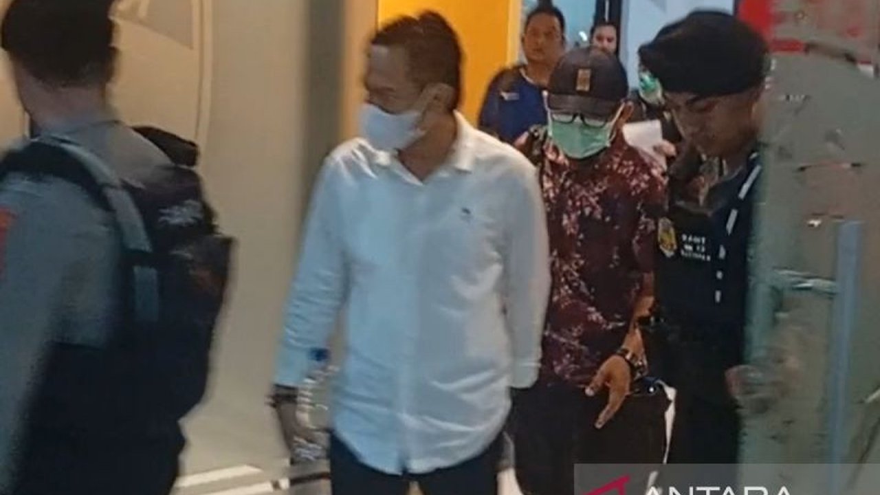 Komisi Pemberantasan Korupsi (KPK) melakukan operasi tangkap tangan (OTT) terhadap Bupati Cilacap Syamsul Auliya Rachman dan sejumlah pejabat. Mereka kini dibawa ke Jakarta untuk pemeriksaan lebih lanjut terkait dugaan penerimaan dari proyek-proyek di Kab