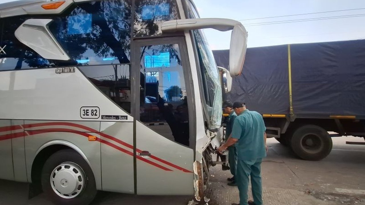 Insiden Tabrakan Beruntun Rancaekek melibatkan empat kendaraan di jalur mudik Bandung-Garut, namun kepolisian memastikan tidak ada korban jiwa dalam kejadian ini.