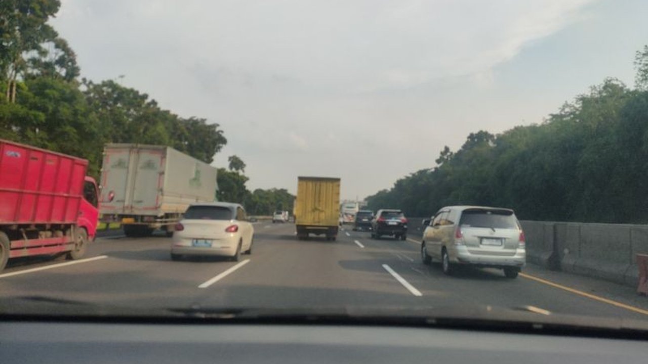 Meskipun terjadi peningkatan volume kendaraan signifikan, arus lalu lintas Tol Cikampek terpantau ramai lancar pada hari pertama mudik Lebaran, Sabtu (14/3), menunjukkan kesiapan infrastruktur dan manajemen lalu lintas.