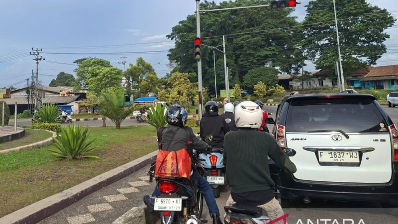 Memasuki H-7 Lebaran 2026, Arus Mudik Lebaran Cianjur mulai dipadati kendaraan dengan ciri khas mudik, namun kondisi lalu lintas di jalur utama masih terpantau normal dan lancar. Peningkatan volume diprediksi akan terus terjadi hingga H-2 Lebaran.
