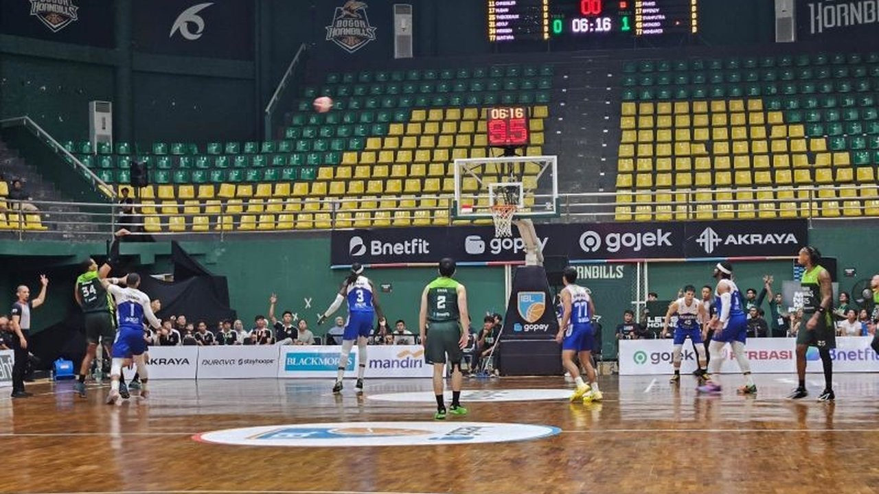 Bogor Hornbills Kalahkan Rajawali Medan secara dominan dengan skor telak 104-71 di GOR Tangkas, mendongkrak posisi mereka ke urutan kedua klasemen IBL 2026. Kemenangan ini menunjukkan performa impresif tim tuan rumah.