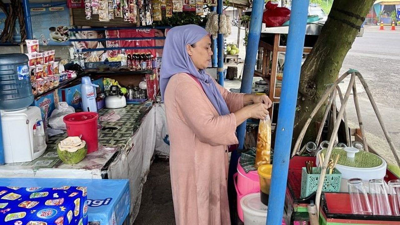 Pedagang di kawasan Jembatan Rajamandala, Kabupaten Bandung Barat, mulai bersiap menyambut arus mudik Lebaran. Mereka berharap peningkatan omzet setelah sepinya pembeli pascaoperasional Tol Cipularang.