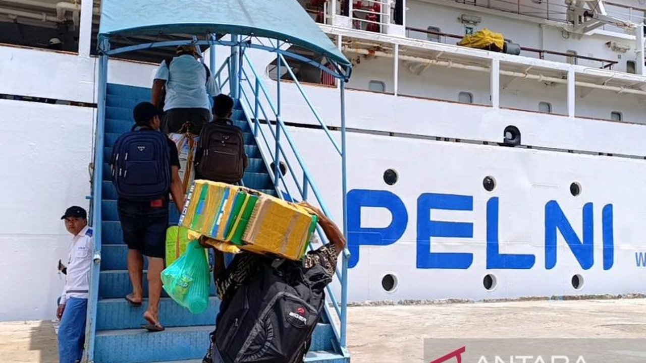 Pelindo Regional 3 Sampit bersiap menghadapi lonjakan Arus Mudik Lebaran 2026, dengan mengantisipasi situasi tak terduga dan penambahan kapasitas kapal. Simak strategi komprehensif yang disiapkan untuk kelancaran pemudik.