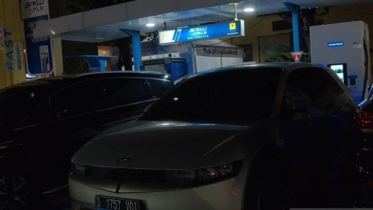 Rest Area KM 57 Tol Cikampek menyediakan dua unit SPKLU bagi pemudik mobil listrik, menyebabkan antrean panjang dan kepadatan yang signifikan pada Sabtu malam.