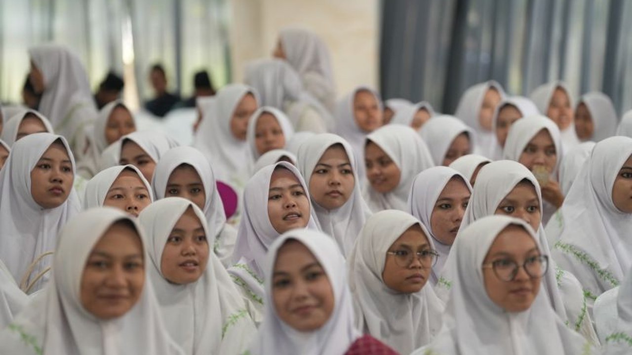 Kegiatan Takjil Pesantren di Pondok Pesantren Lirboyo menyoroti pentingnya pembentukan karakter santri sebagai fondasi kuat bagi kemajuan bangsa. Simak peran pesantren dalam mencetak generasi unggul.