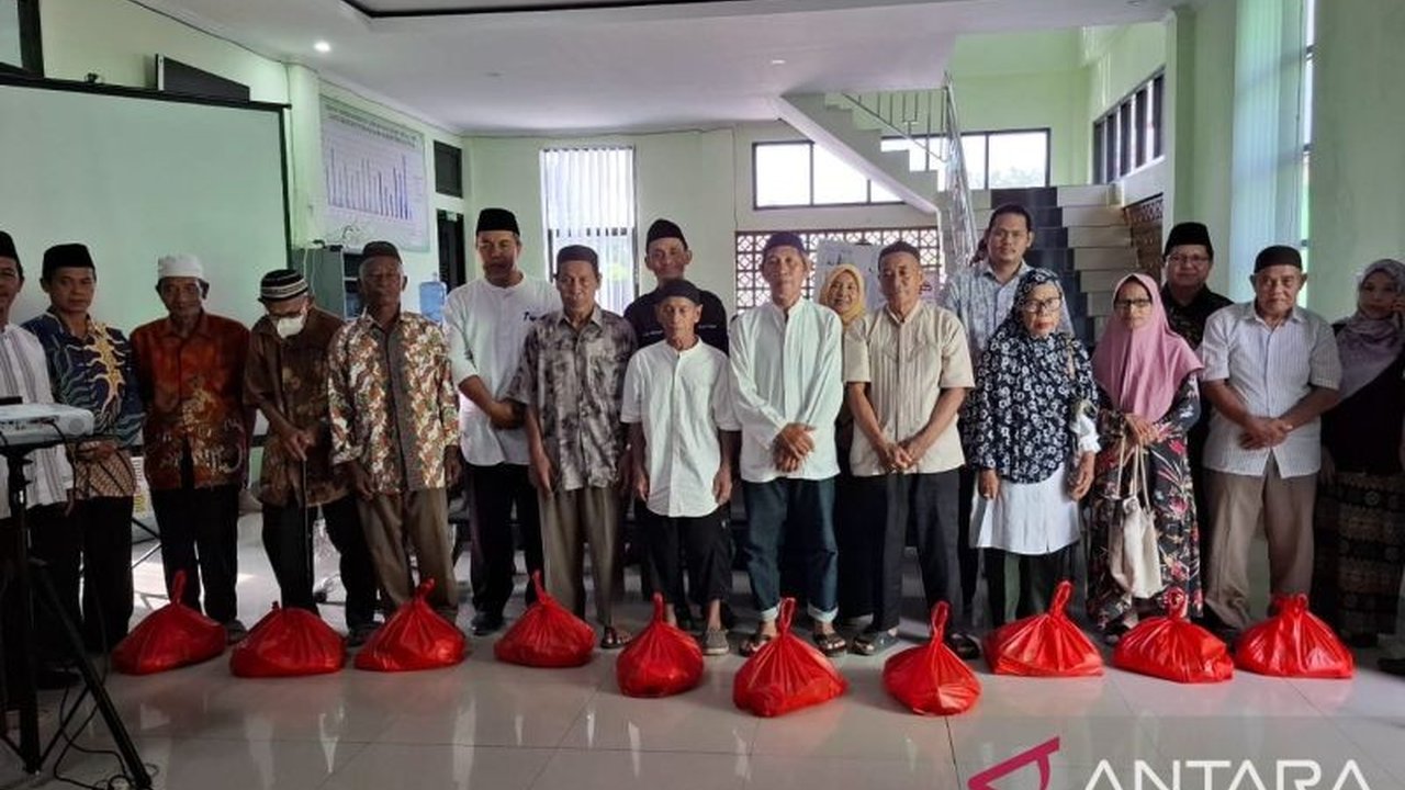 Kantor Kementerian Agama (Kemenag) Belitung salurkan 120 paket sembako kepada masyarakat membutuhkan selama Ramadhan 1447 H, bagian dari gerakan nasional penguatan zakat.