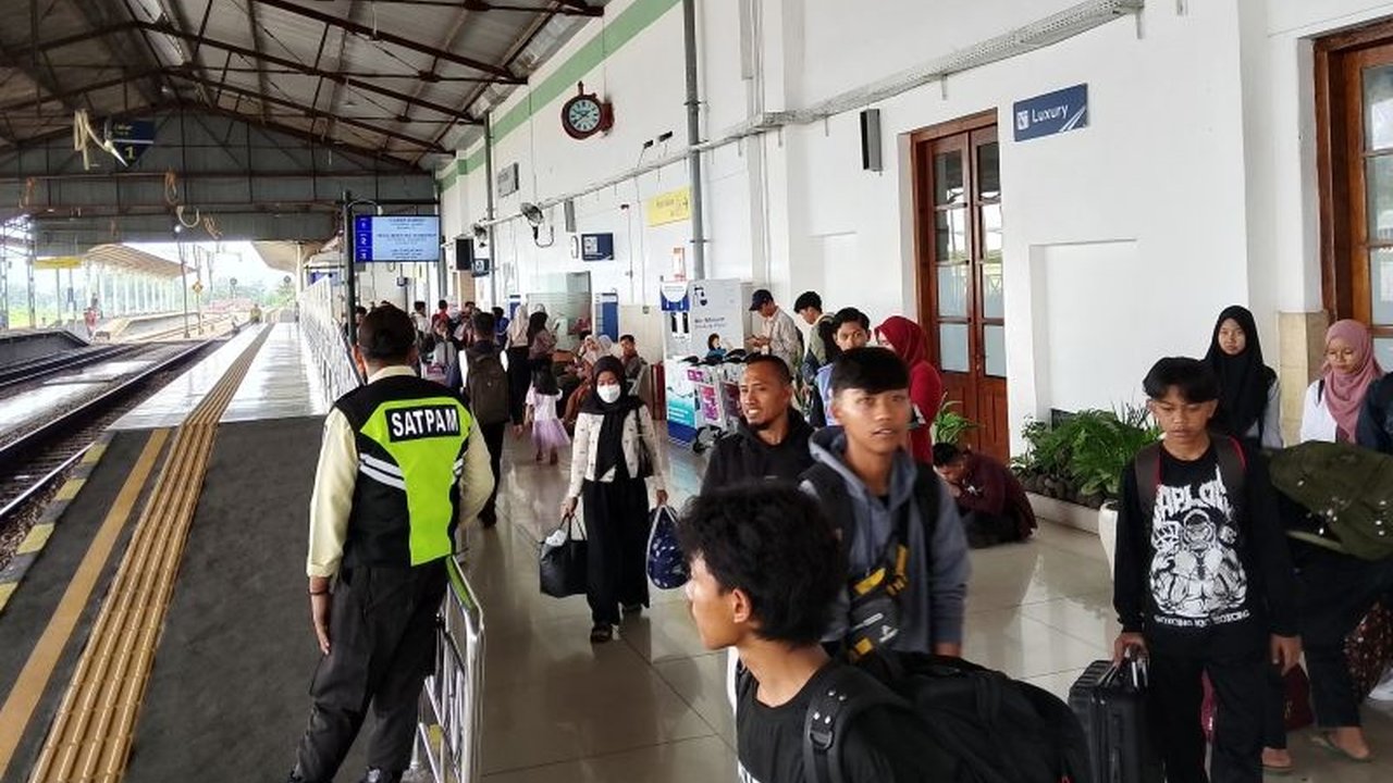 PT KAI Daop 7 Madiun mencatat penjualan Tiket Lebaran 2026 telah mencapai 58 persen dari target, dengan ketersediaan tiket masih cukup untuk periode pra-Lebaran, menarik minat pemudik.