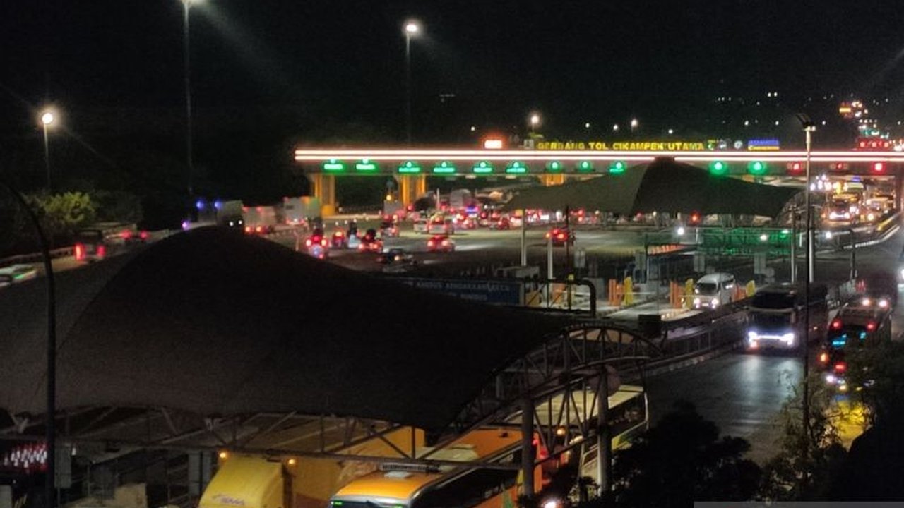 PT Jasa Marga memproyeksikan Gerbang Tol Cikampek Utama akan dilintasi 126 ribu kendaraan saat puncak mudik 18 Maret 2026, melonjak 300% dari kondisi normal. Antisipasi rekayasa lalu lintas disiapkan.