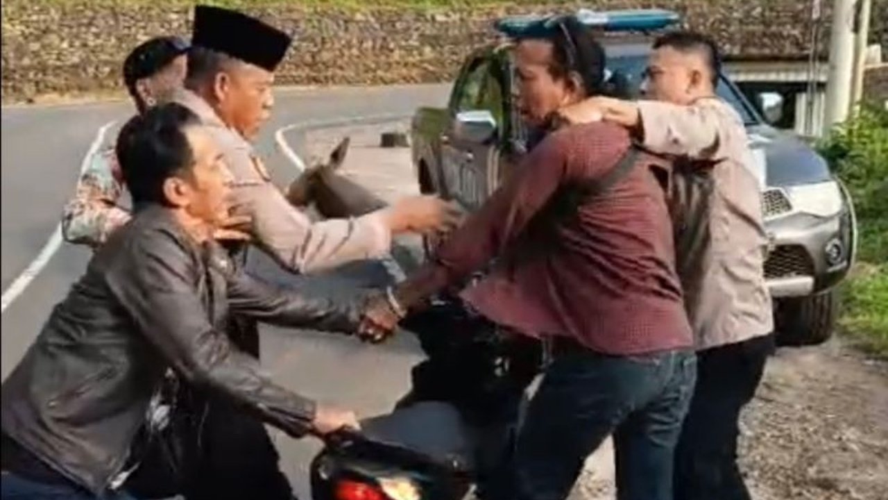 Aksi heroik Kapolsek Pakenjeng Iptu Muslih Hidayat melumpuhkan preman kampung di Garut yang meresahkan dan melawan petugas menjadi sorotan. Simak kronologi lengkap bagaimana Kapolsek Lumpuhkan Preman ini.