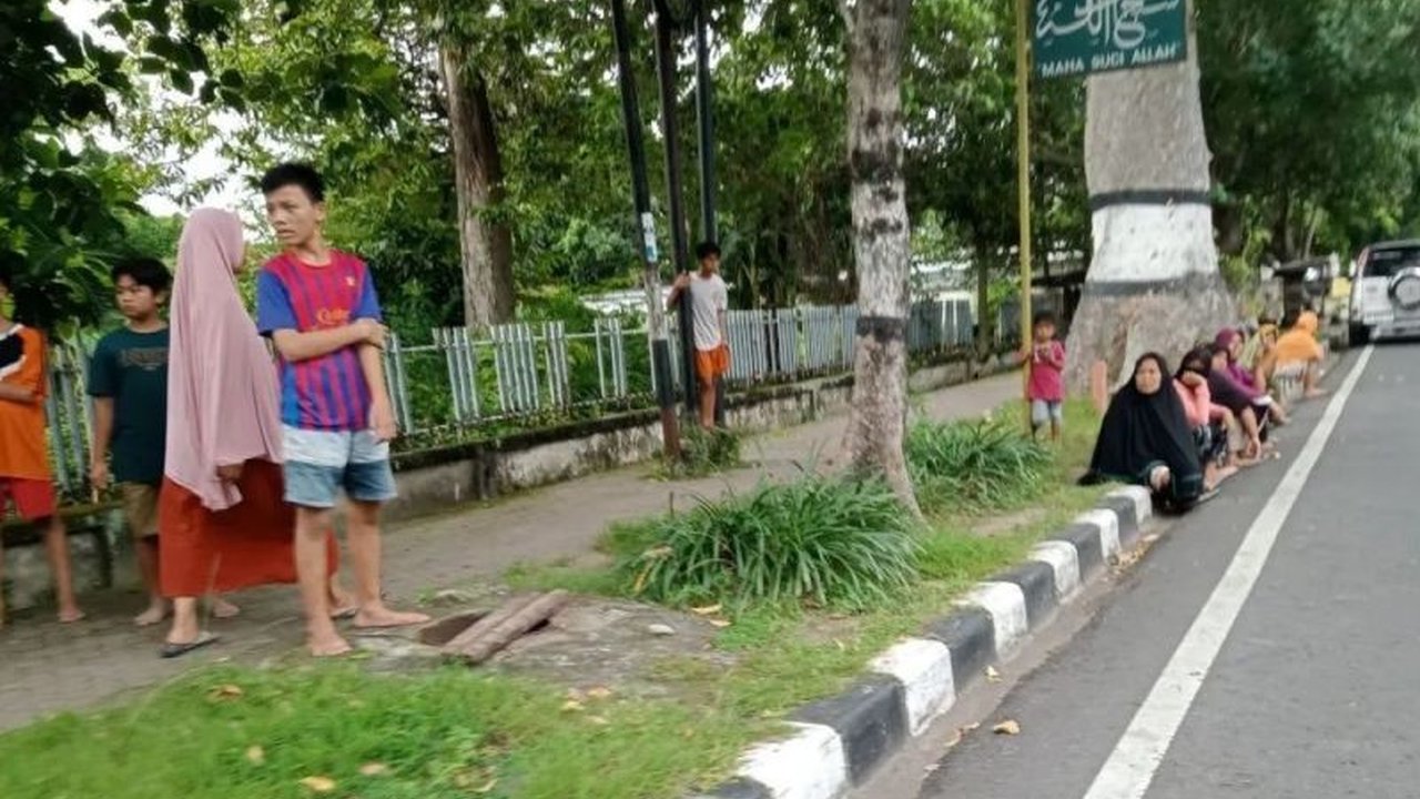 Fenomena PMKS musiman di Mataram jelang Lebaran menjadi cerminan kondisi sosial-ekonomi yang kompleks. Artikel ini mengupas dilema belas kasihan dan urgensi solusi struktural untuk mengatasi masalah ini.