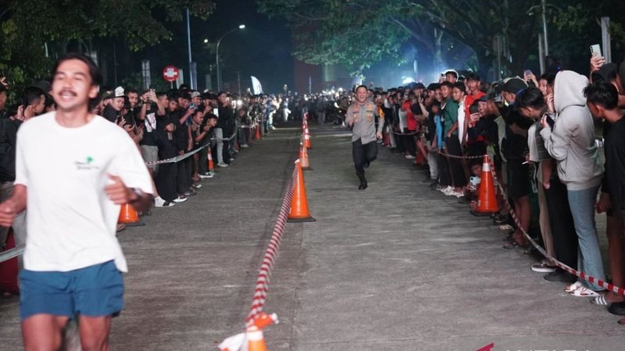 Kapolres Bogor AKBP Wikha Ardilestanto turut meramaikan lomba lari di Stadion Pakansari, bahkan beradu cepat dengan atlet nasional peraih medali SEA Games, Wahyu Setiawan, dalam ajang **Kapolres Bogor Lomba Lari** yang inspiratif.