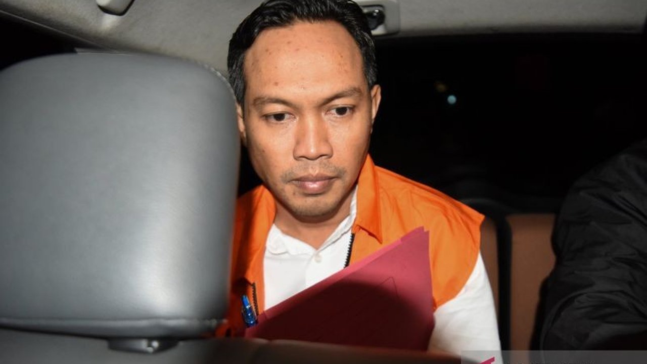Komisi Pemberantasan Korupsi (KPK) membongkar praktik pemerasan yang dilakukan Bupati Cilacap Syamsul Auliya Rachman terhadap satuan kerja perangkat daerah, dengan bantuan Satpol PP dan beberapa pejabat lainnya.