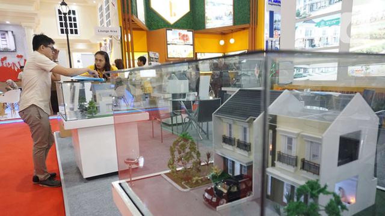 Pengunjung mendapatkan penjelasan saat pameran properti di Jakarta, Kamis  (21/11/2019). Pemerintah mempermudah akses kepemilikan rumah layak huni dan terjangkau bagi masyarakat berpenghasila