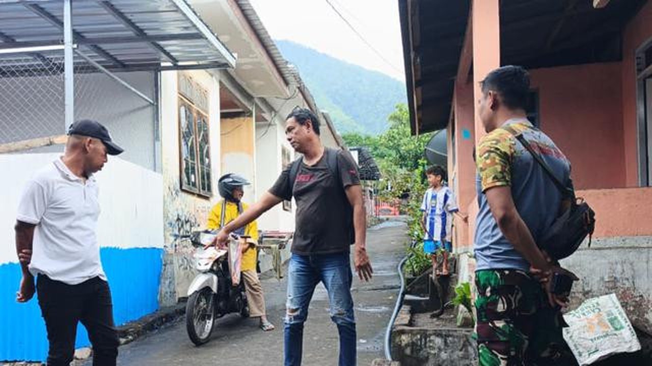 PLT Lurah Ekasapta didampingi Babinsa meninjau langsung genangan limbah dari dapur MBG di Kelurahan Ekasapta, Kabupaten Flores Timur, NTT (Liputan6.com/Ola Keda)