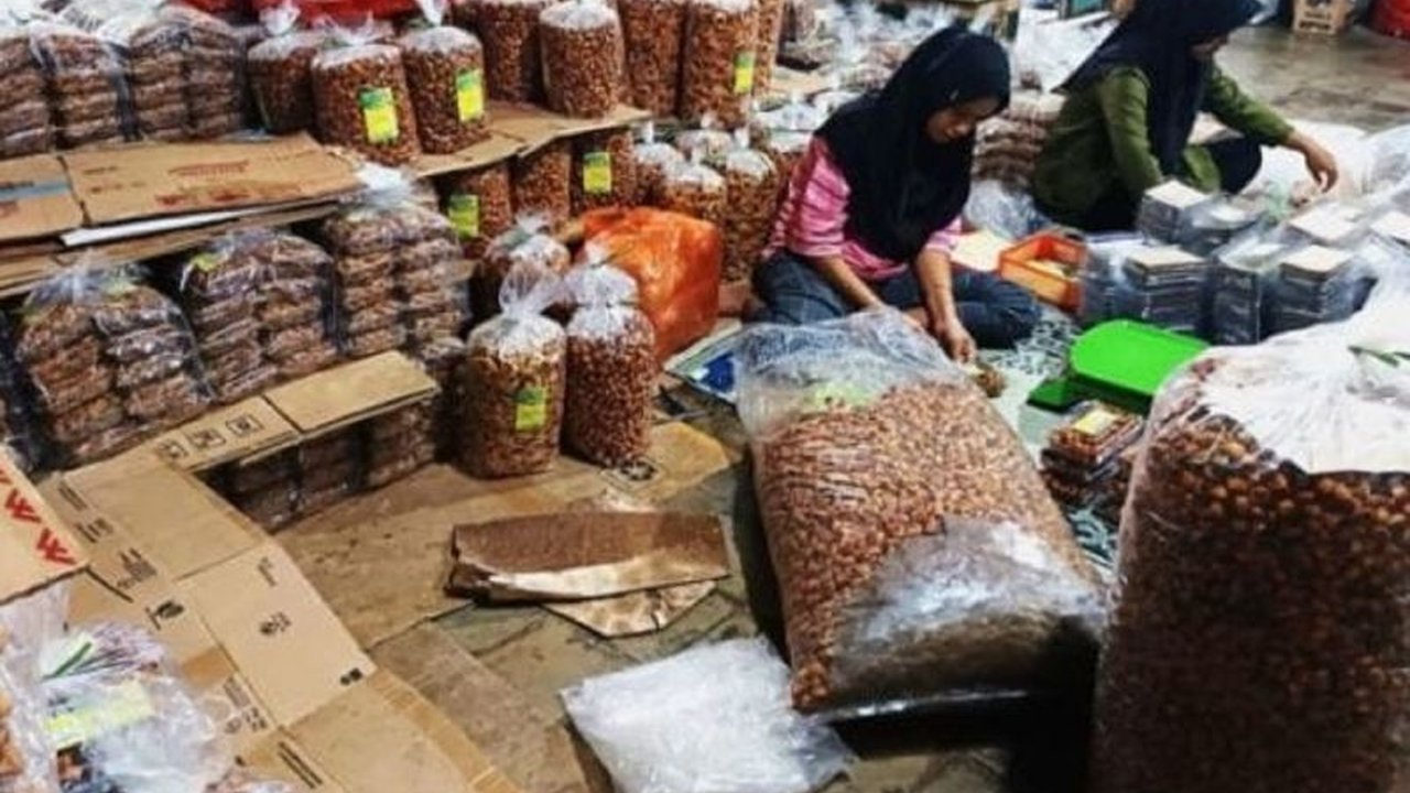 Penjualan Pisang Gulung Wijen Magetan, jajanan khas Kabupaten Magetan, melonjak drastis jelang Lebaran 2026. UMKM Berkah Ridho alami peningkatan pesanan hingga 40 persen.