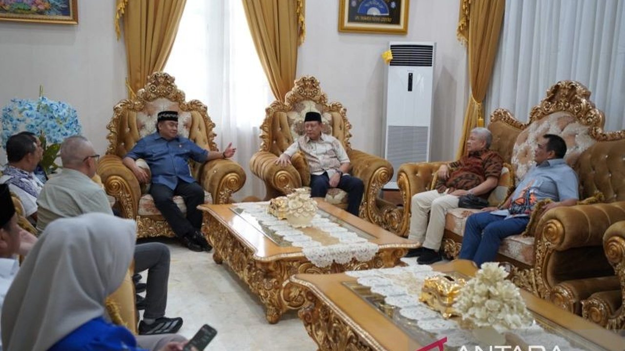 Gubernur Gorontalo Gusnar Ismail dan anggota DPR RI Rahmat Gobel berdiskusi intensif mengenai berbagai aspek Pembangunan Gorontalo, termasuk ketersediaan BBM, persiapan Penas Petani Nelayan, dan pengembangan ternak sapi, untuk memajukan daerah.