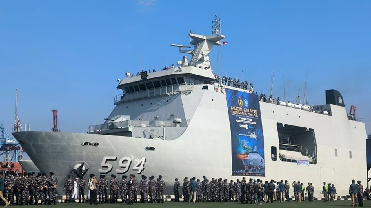 TNI Angkatan Laut membuka rute mudik gratis perdana ke Bangka Belitung menggunakan KRI Semarang-594, menjawab tingginya kebutuhan transportasi masyarakat menjelang Idul Fitri.