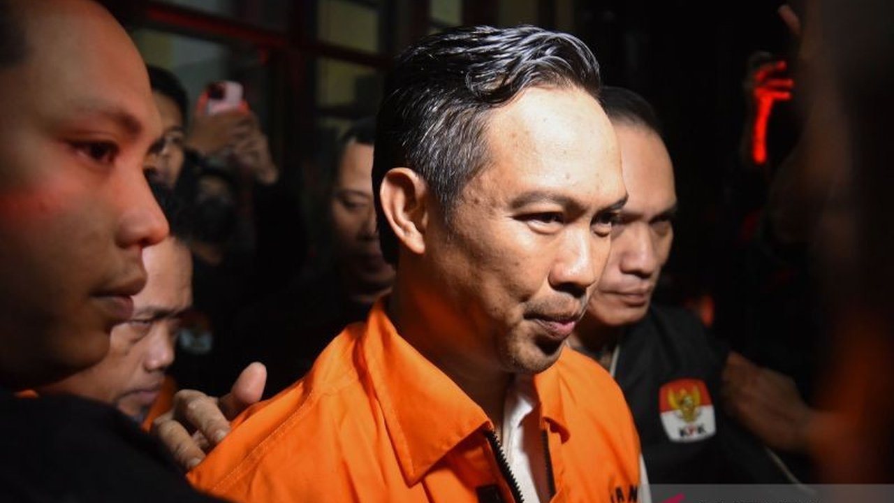 Komisi Pemberantasan Korupsi (KPK) membongkar modus Bupati Cilacap Syamsul Auliya Rachman yang diduga memeras SKPD untuk mengumpulkan THR bagi Forkopimda, termasuk polisi dan jaksa, dengan total target setoran mencapai Rp750 juta.