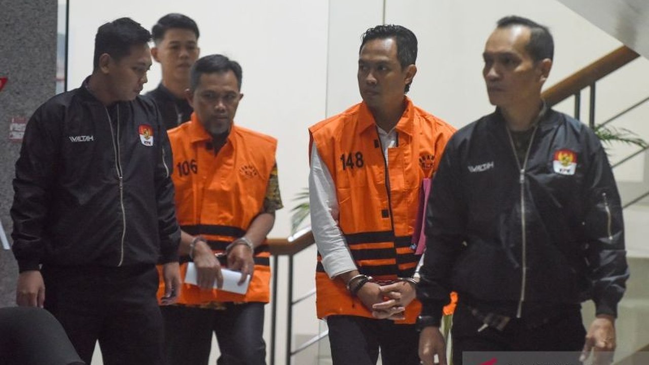 KPK berhasil menangkap Bupati Cilacap Syamsul Auliya Rachman dalam operasi tangkap tangan, mengungkap modus Bupati Cilacap korupsi dengan memeras SKPD demi THR Forkopimda dan kepentingan pribadi.