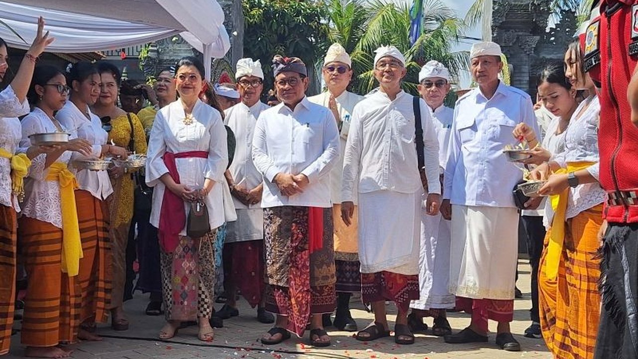 Gubernur DKI Jakarta Pramono Anung turut serta dalam Upacara Melasti di Pura Segara, Cilincing, menandai persiapan menyambut Hari Suci Nyepi Tahun Baru Saka 1948 yang penuh makna.