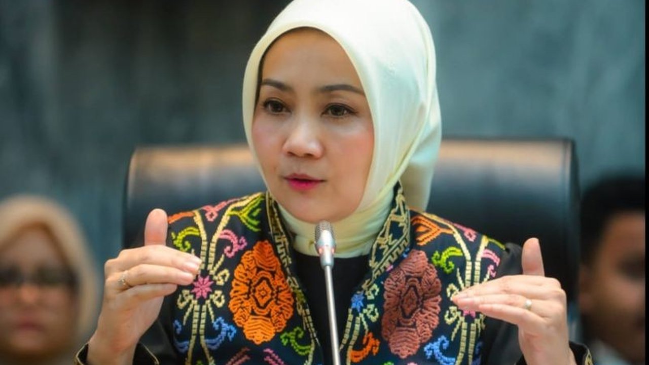 Komisi VIII DPR RI menyambut baik kebijakan pemerintah terkait pembatasan penggunaan AI instan dan media sosial bagi anak, sebagai langkah krusial untuk melindungi tumbuh kembang generasi muda di era digital.